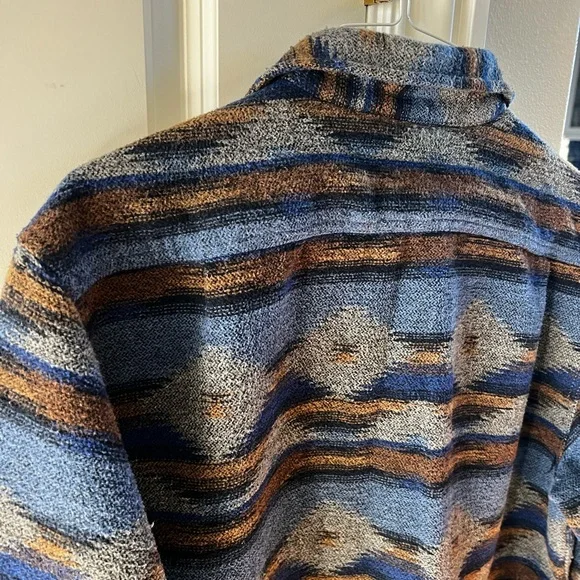 CLEARANCE Men’s L Guide Gear Blue & Gray Aztec Print Button Down Shirt Jacket - Picture 8 of 10